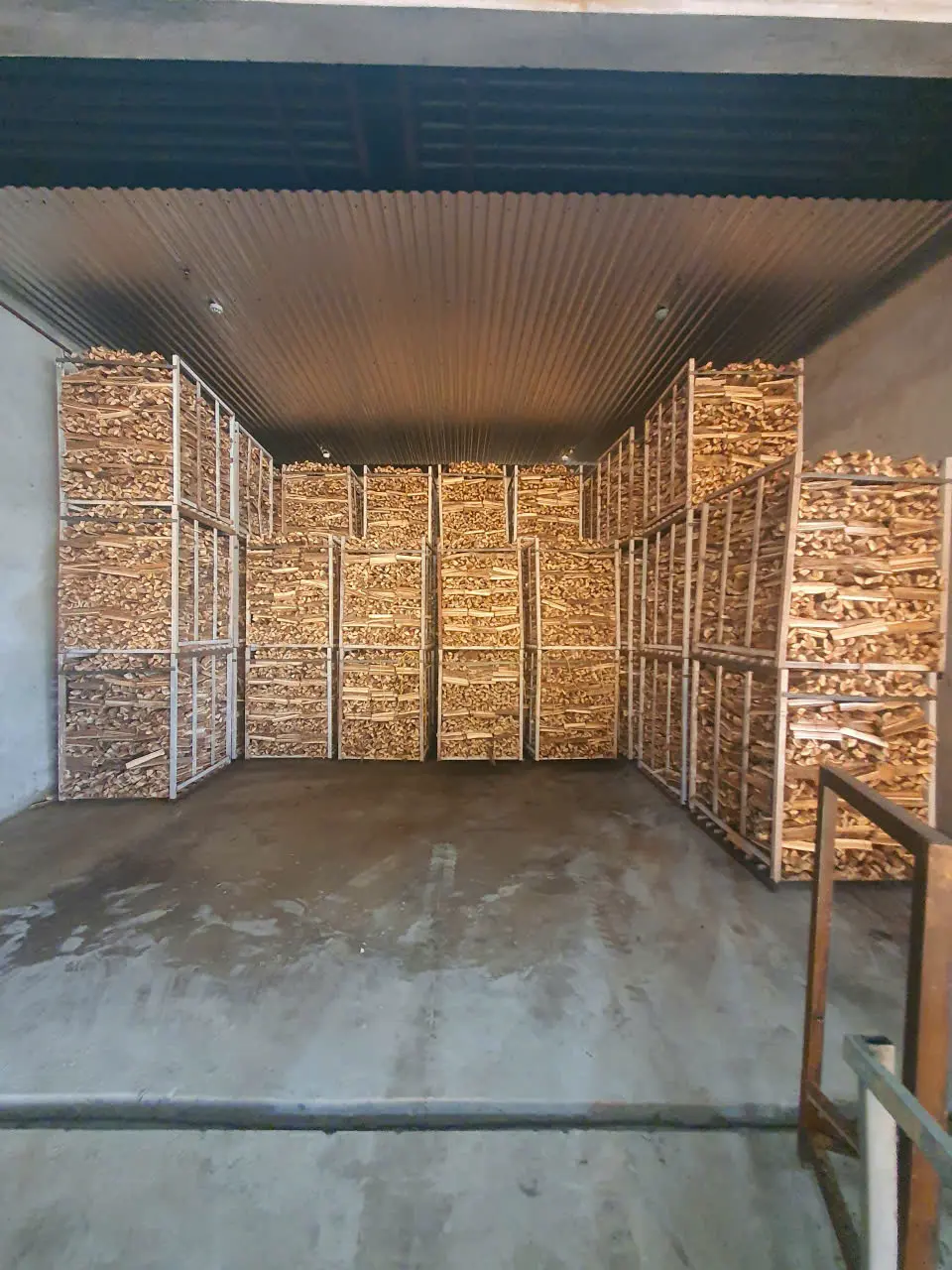 Vietnam Firewood Supplier Factory Warehouse - ベトナム産薪